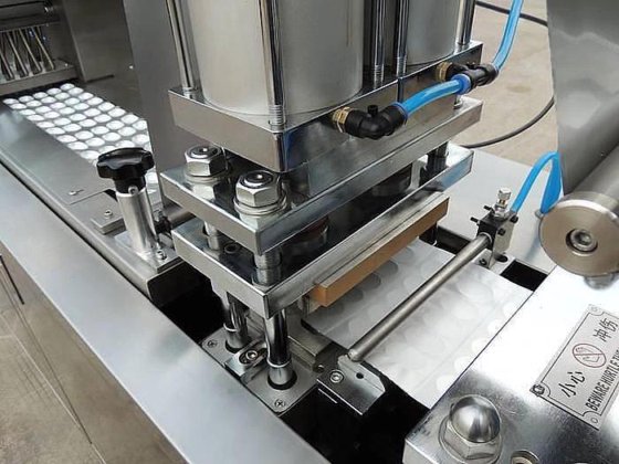 Dession 自動小型ブリスター包装機 アルミプラスチックタブレットブリスター包装機