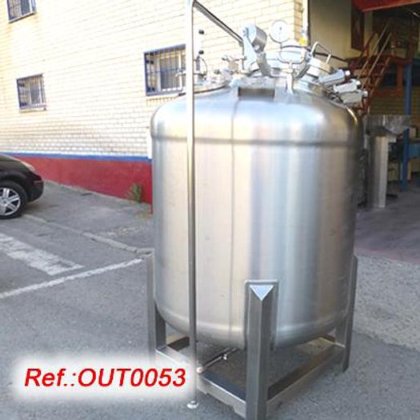 约1350升的不锈钢储罐。