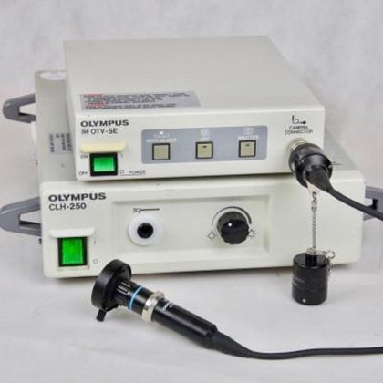 オリンパスのカメラと光源のアセンブリ