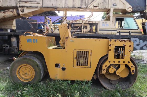 四吨公路压路机