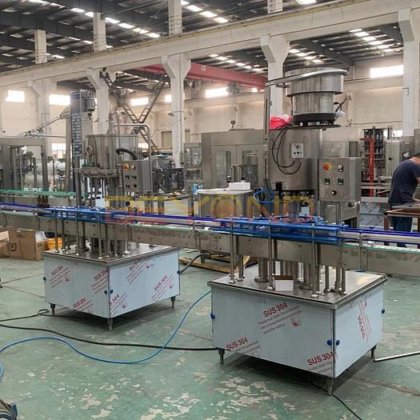 高品质酒精威士忌玻璃瓶玻璃管酒精灌装包装机热销中