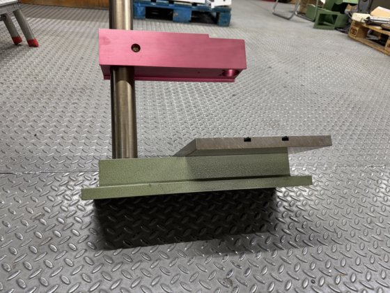 用于 SALLAZ B 160 型钻床的带工作台的支架