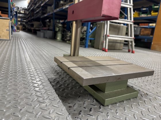 用于 SALLAZ B 160 型钻床的带工作台的支架