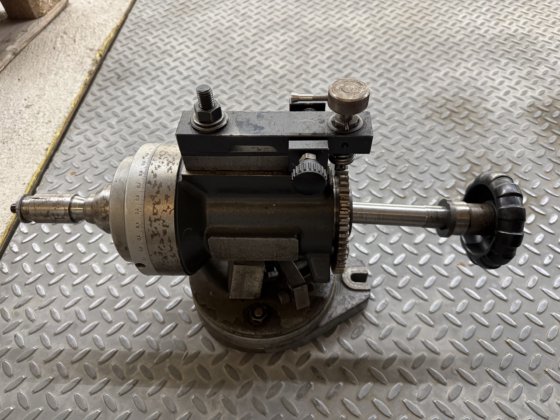 通用分割头 W20 可直接旋转，圆盘上有 60 个凹槽