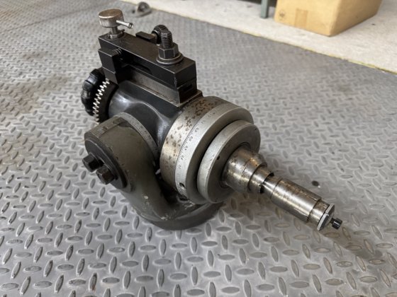 通用分割头 W20 可直接旋转，圆盘上有 60 个凹槽