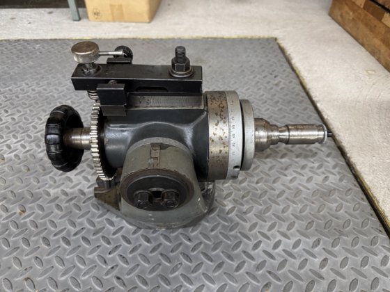 通用分割头 W20 可直接旋转，圆盘上有 60 个凹槽