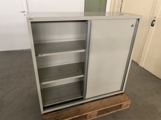 带 2 扇推拉门的工具柜 ""