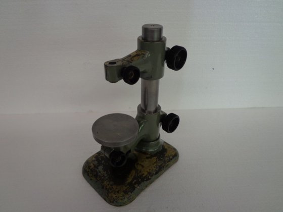 用于 60 毫米""工作台的比较仪支架