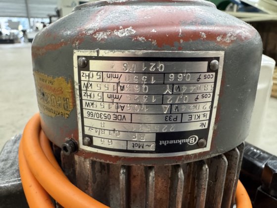 用于瓦利的带泵滤油罐