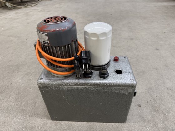 用于瓦利的带泵滤油罐