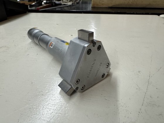 3点式内部マイクロメータ マイクロメータ 62-75 mm。