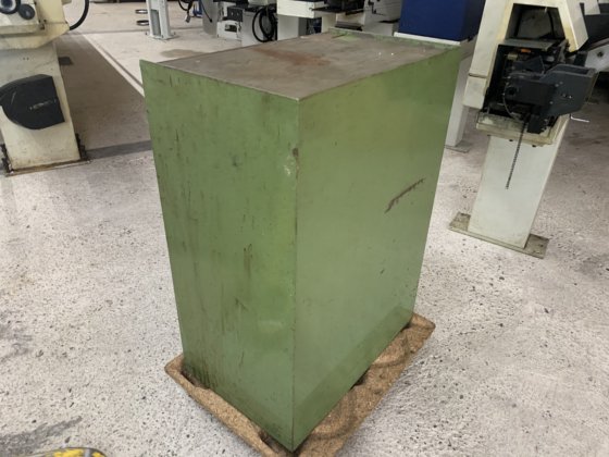 带2个摆动门的金属柜