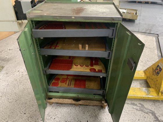 带2个摆动门的金属柜