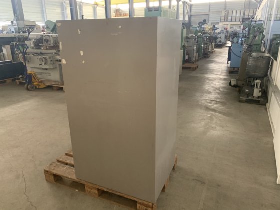 金属工具柜""，带 4 个抽屉