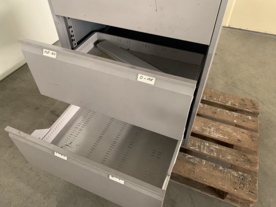 金属工具柜""，带 4 个抽屉