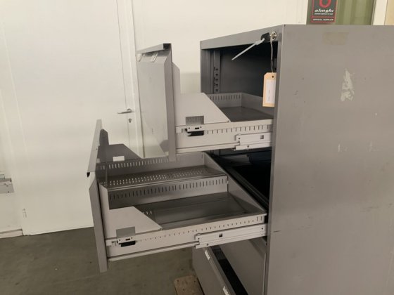 金属工具柜""，带 4 个抽屉