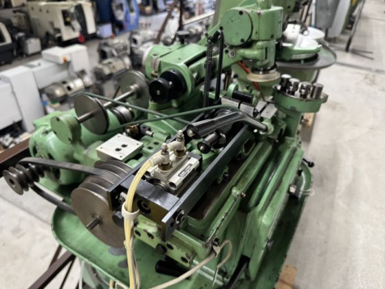 MACHINE A PERCER ET RECTIFIER