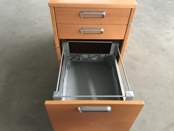 带 3 个抽屉的木柜 ""