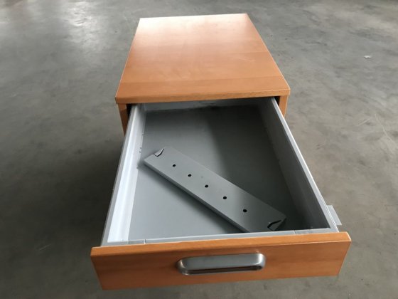 带 3 个抽屉的木柜 ""