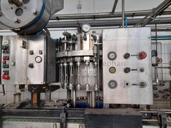 ボトル充填機とキャップ機