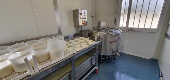 コンテナまたはプレハブ構造の乳製品