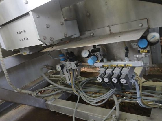 粘着ラベル貼付機