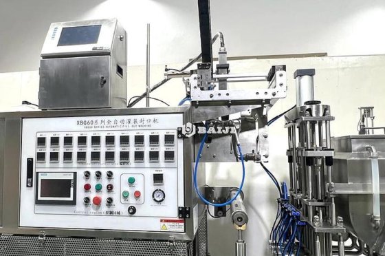 熱い販売のためのフル オートマチックの 200ml プラスチック コップの純粋な水満ちるシーリング機械