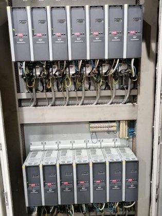 無料のボトルコンベア