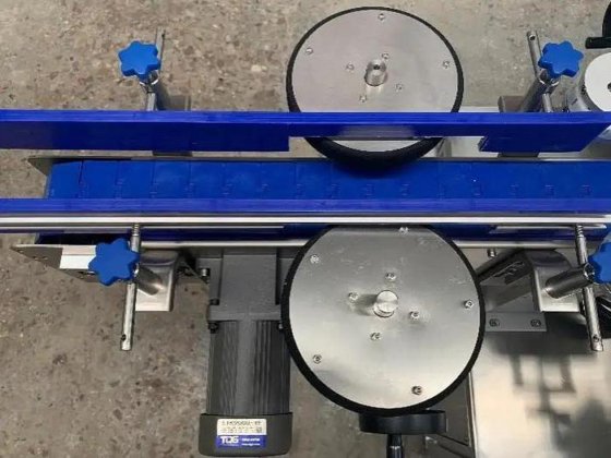 用于瓶子和产品的高速自动贴标机