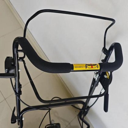 シリンダー草刈り機の切断ゼロの回転乗馬の草刈り機の巻き枠シリンダーローラーの草の自己移動緑機械手の押芝刈機