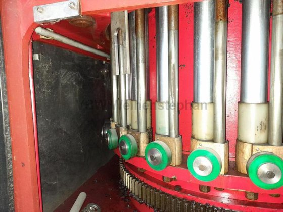 ボトル充填機とキャップ機