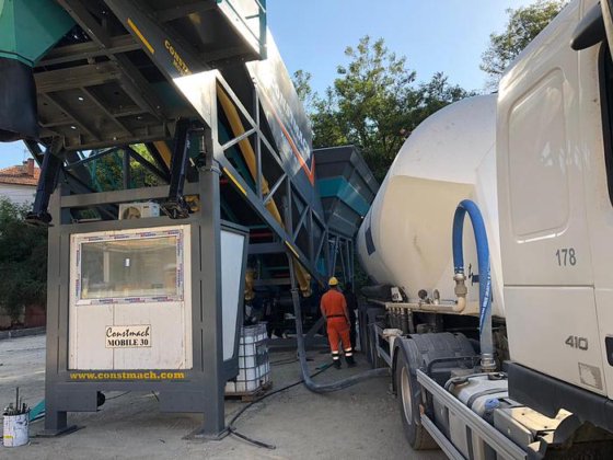 30 立方米/小时全移动混凝土搅拌站