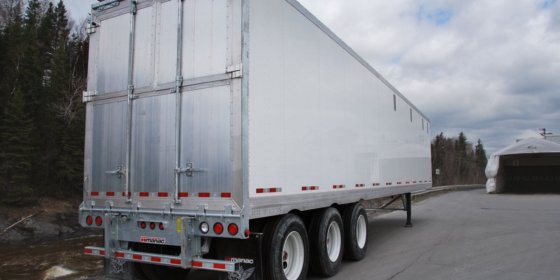 Fourgon à copeaux à pente