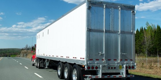 Fourgon à copeaux à pente