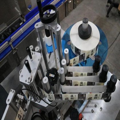 高速自动星轮式贴标机，适用于多种瓶型