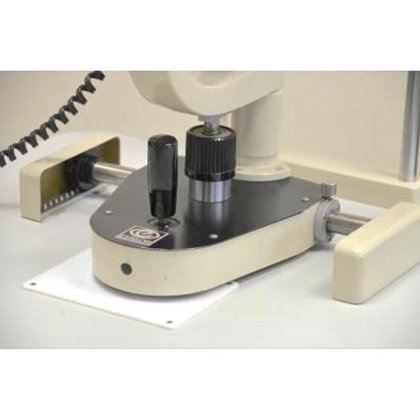 桌面上的 JAVAL 灯可调节高度