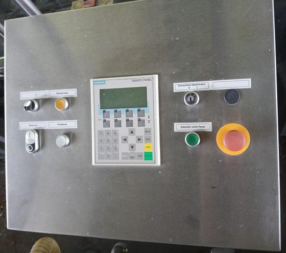 粘着ラベル貼付機