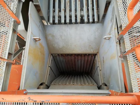 100 tph 容量の移動式花崗岩破砕プラント