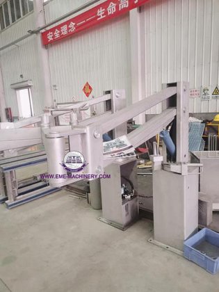 奶牛屠宰场 从输送轨道上卸下胴体并装入卡车 液压胴体装载臂 肉制品