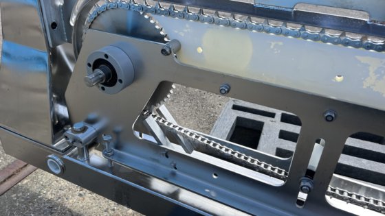 用于自动切割系统的 Thielemann 家禽腿加工机