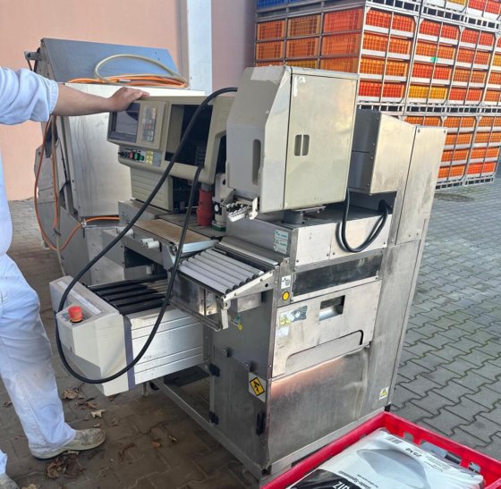 带称重和贴标的自动包装机