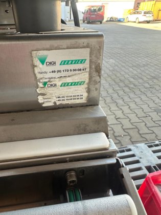 带称重和贴标的自动包装机