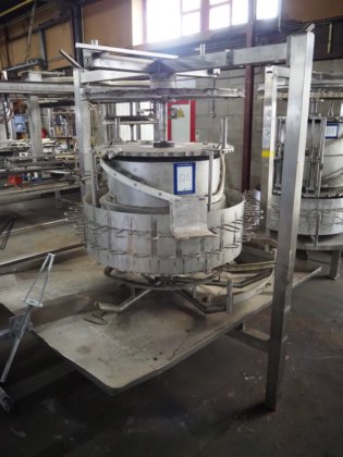 配备 24 个工位的系统化自动掏膛机