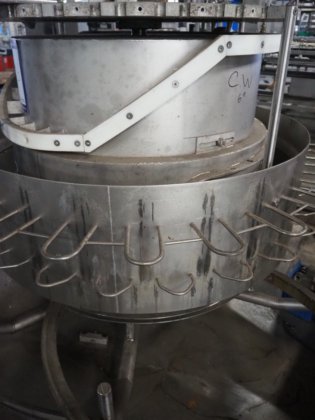 配备 24 个工位的系统化自动掏膛机