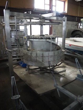 配备 24 个工位的系统化自动掏膛机