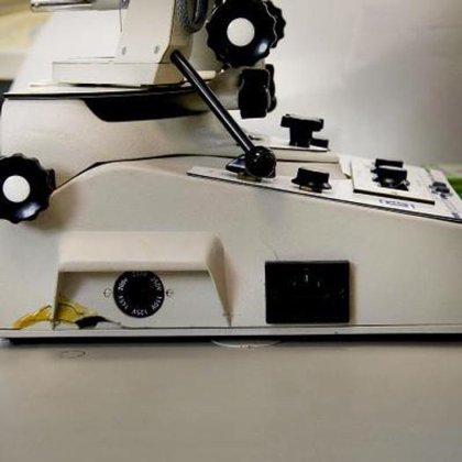 桌子上的反讽者克莱门特·克拉克