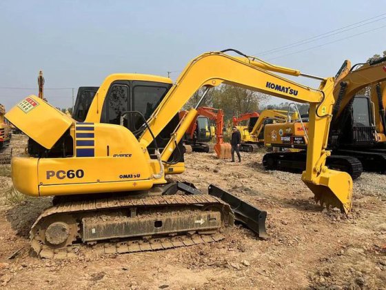 KOMATSU PC60