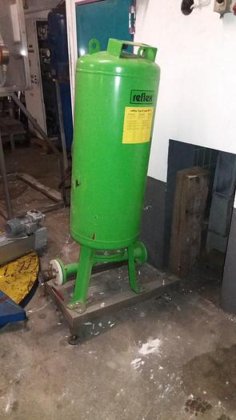 ダイヤフラム膨張容器