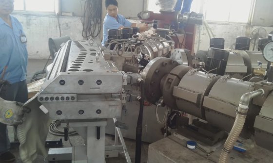 PVC 瓦楞纸板和阶梯屋顶挤出生产线