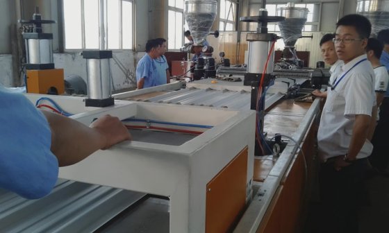 PVC 瓦楞纸板和阶梯屋顶挤出生产线